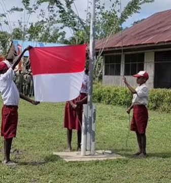 Upacara bendera SD Papua tak pakai sepatu. (TikTok @1412maxi)